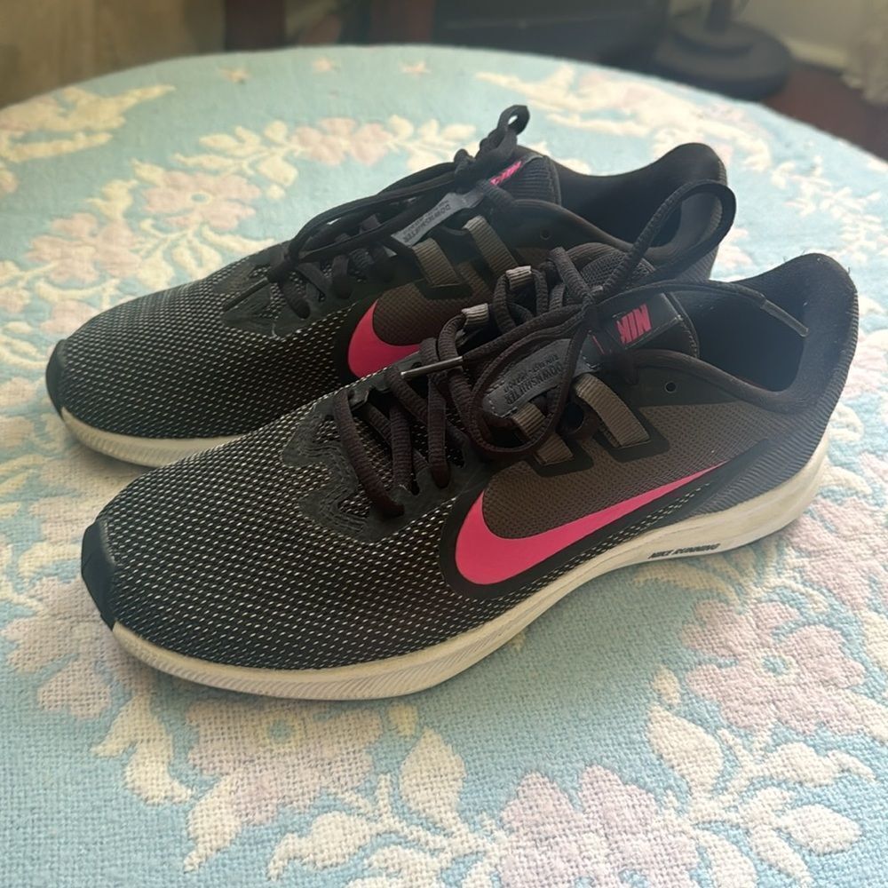 NIKE SZ 8 Black & *Barbie-Pink* Swoosh! EUC! Very Clean!!!